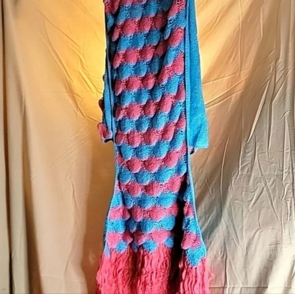 ❤️💘Handmade Mermaid Tail Blanket. Like New! Great Condition 💕❤️ - Picture 4 of 4
